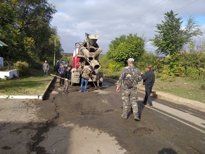 В одном из сел Арцизского района местные жители помогают в ремонте дорог