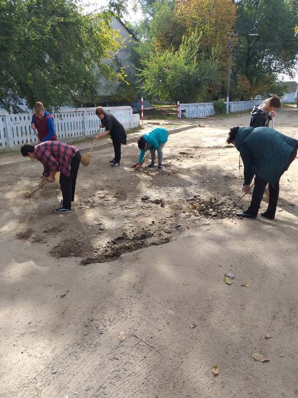 В одном из сел Арцизского района местные жители помогают в ремонте дорог