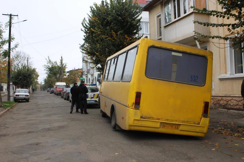 В Аккермане маршрутка с людьми провалилась в дыру на дороге