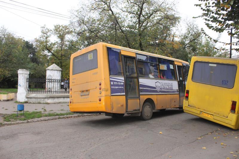 В Аккермане маршрутка с людьми провалилась в дыру на дороге