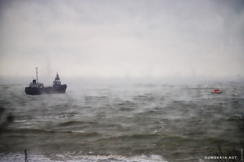 Шторм: в Одесском заливе терпит бедствие танкер - его прибило к одному из городских пляжей