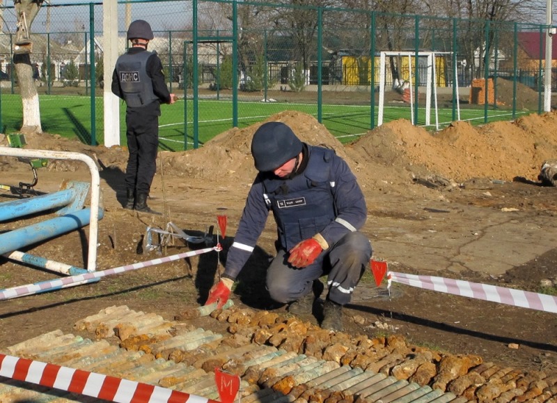 В Одесской области на стадионе одной из школ обнаружили 350 взрывоопасных предмета времен Второй Мировой Войны