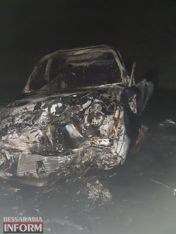 Измаильский район: в Сафьянах автомобиль въехал в дерево и загорелся, водитель погиб, пассажир в больнице