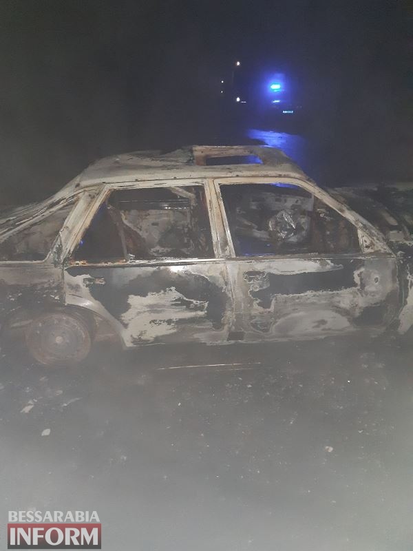 Измаильский район: в Сафьянах автомобиль въехал в дерево и загорелся, водитель погиб, пассажир в больнице