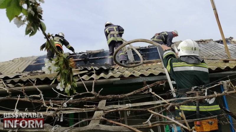 Белгород-Днестровский район: сильный пожар полностью уничтожил "времянку" и повредил крышу жилого дома