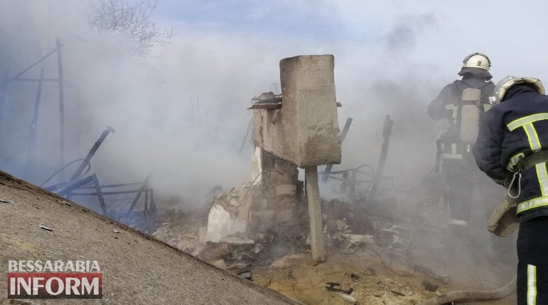 Белгород-Днестровский район: сильный пожар полностью уничтожил "времянку" и повредил крышу жилого дома