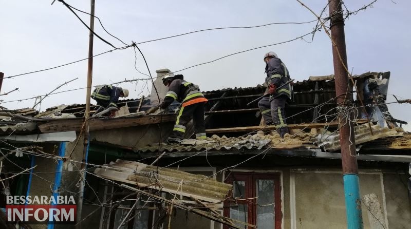 Белгород-Днестровский район: сильный пожар полностью уничтожил "времянку" и повредил крышу жилого дома