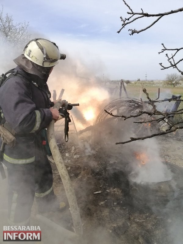 Белгород-Днестровский район: сильный пожар полностью уничтожил "времянку" и повредил крышу жилого дома