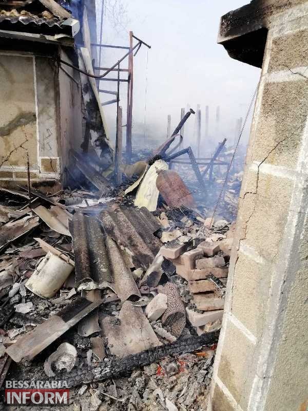 Белгород-Днестровский район: сильный пожар полностью уничтожил "времянку" и повредил крышу жилого дома