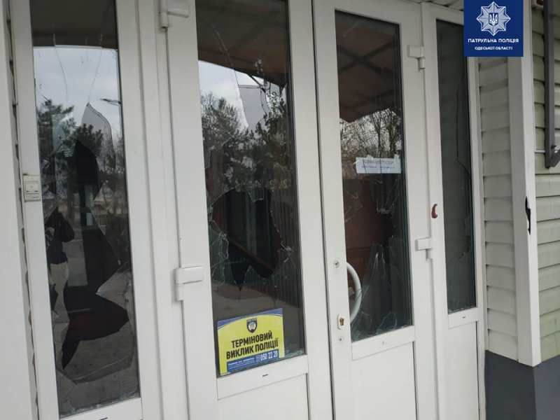 Пьяный дебошир в Измаиле поджег авто, забор и разбил окна в гостинице по улице Гагарина