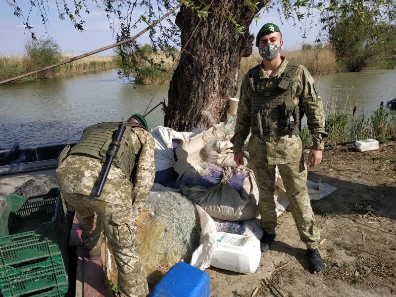 Борьба с браконьерством: на канале Викета и озере Ялпуг пограничники обнаружили более 5 км сетей и полсотни раколовок