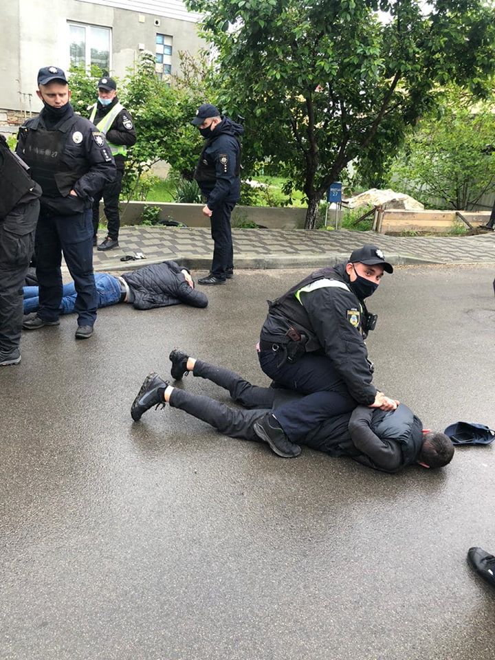 В Киевской области перевозчики устроили массовую перестрелку: полиция задержала десятерых вооруженных мужчин (видео инцидента)