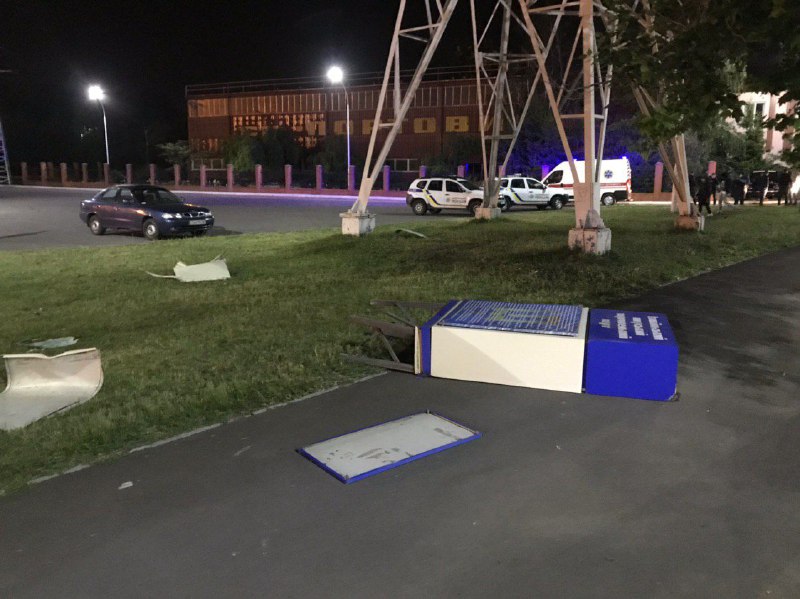 В Измаиле ночью пьяный водитель снес билборд и забор спорткомплекса "Портовик"
