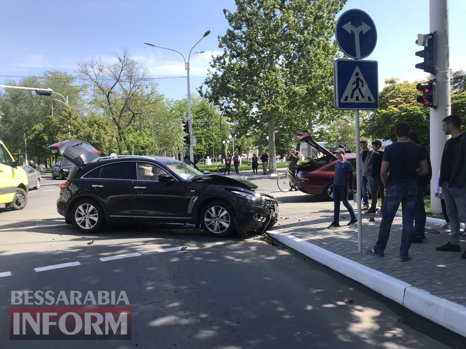 В Измаиле Mitsubishi Galant протаранил Infiniti, в салоне которого находились двое детей