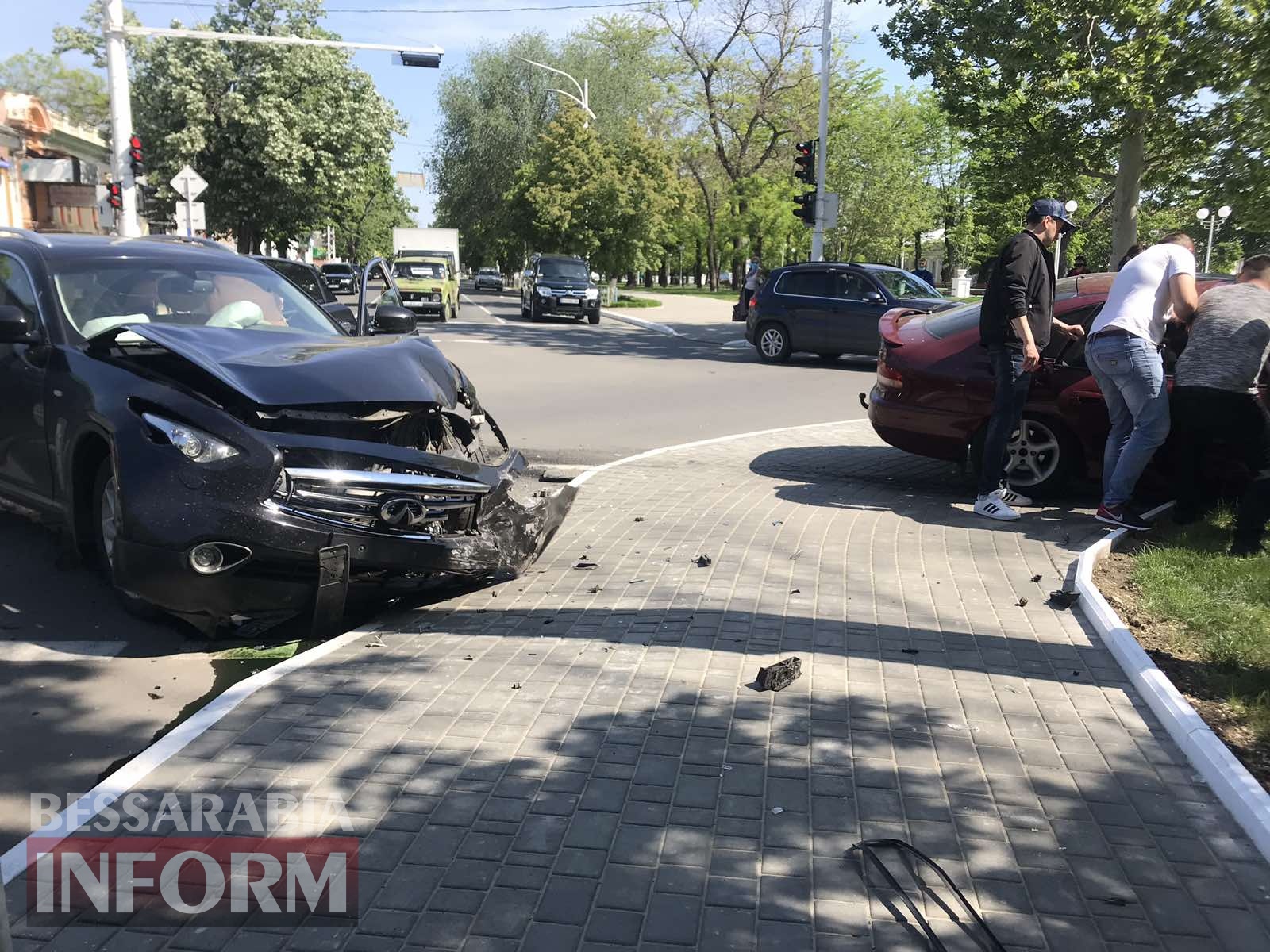 В Измаиле Mitsubishi Galant протаранил Infiniti, в салоне которого находились двое детей