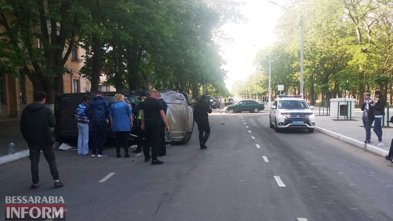 Сокрушительное ДТП в Измаиле: на проспекте Суворова перевернулся Range Rover, пострадали пять человек, в том числе ребёнок