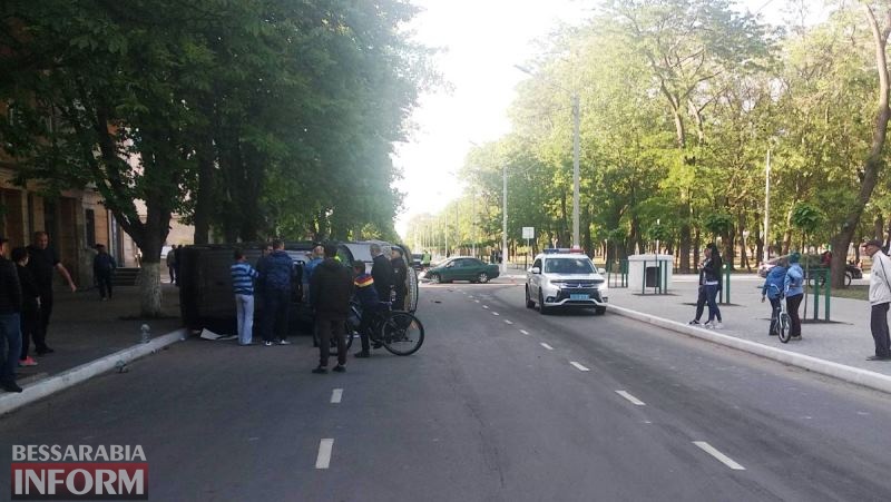Сокрушительное ДТП в Измаиле: на проспекте Суворова перевернулся Range Rover, пострадали пять человек, в том числе ребёнок