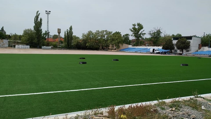 На городском стадионе Аккермана завершается капитальный ремонт футбольного поля: началась укладка искусственного газона (фотофакт)
