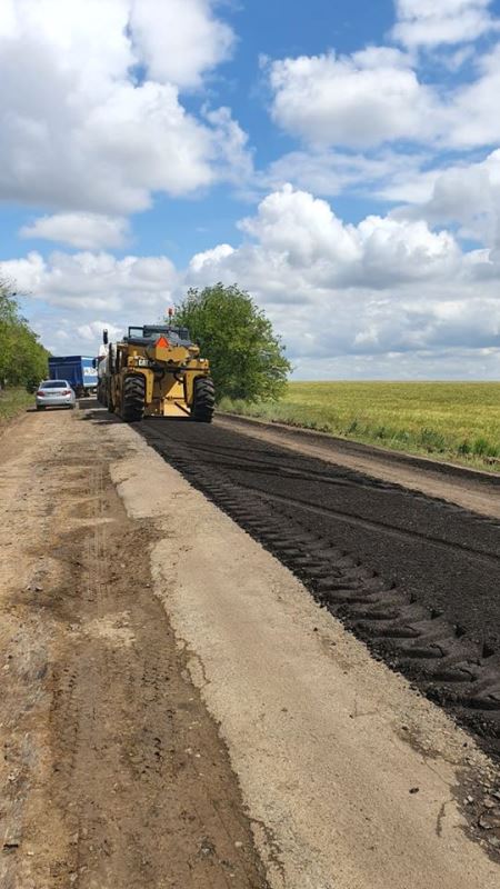 В Саратском районе начались строительные работы на проблемном участке дороги.