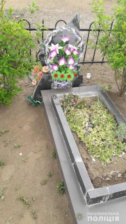 В Одесской области на сельском кладбище надругались над могилами