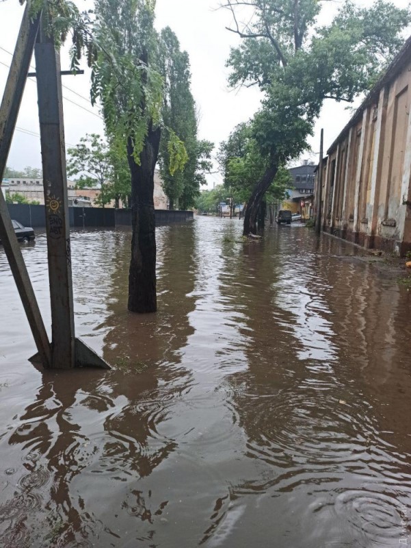 "Южная Венеция": сильный и продолжительный ливень превратил улицы Одессы в реки, город в транспортном коллапсе