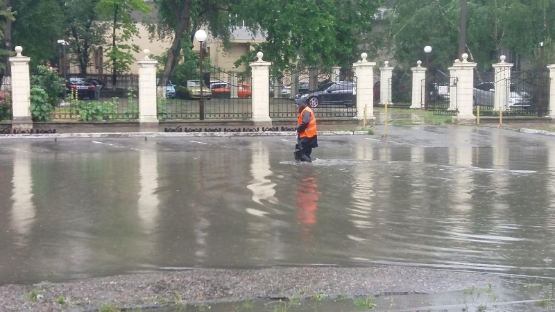 "Южная Венеция": сильный и продолжительный ливень превратил улицы Одессы в реки, город в транспортном коллапсе