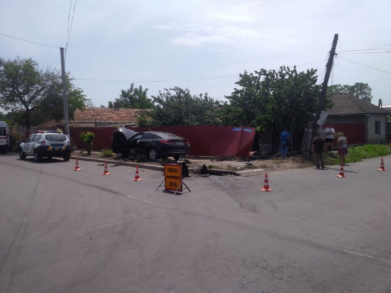В Измаиле столкнулись KIA и Toyota, после чего один из автомобилей залетел во двор частного дома. Есть пострадавшие