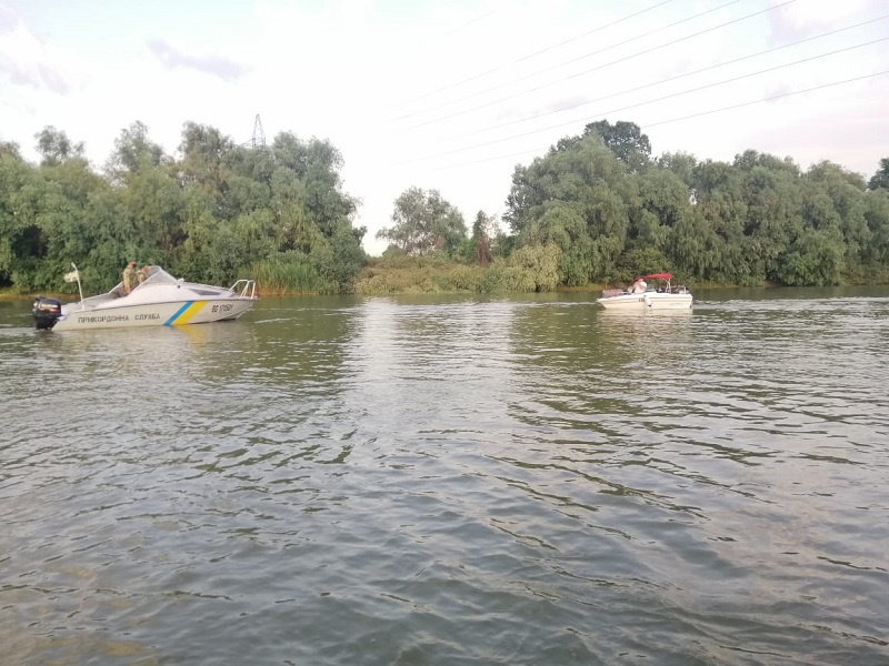 Увлеклись рыбалкой: измаильские пограничники задержали румынский катер в Килийском устье Дуная