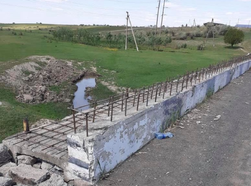На мосту возле села Орловка, на трассе Одесса-Рены, проводятся ремонтные работы.