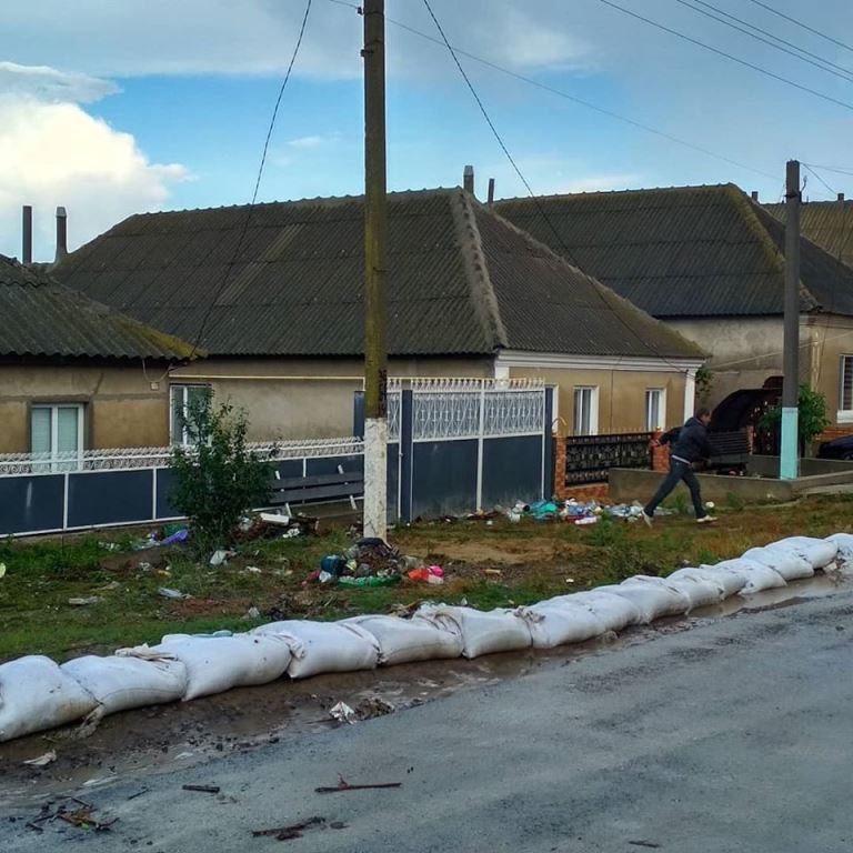 Подтопленные дома и размытые улицы: в селе Болградского района опять прошел разрушительный ливень с градом