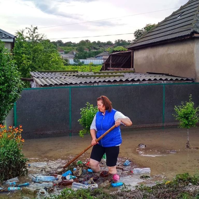 Подтопленные дома и размытые улицы: в селе Болградского района опять прошел разрушительный ливень с градом