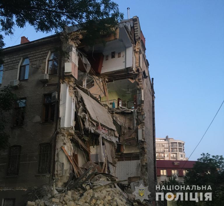 В Одессе обрушился очередной дом - спасатели эвакуировали 24 человека