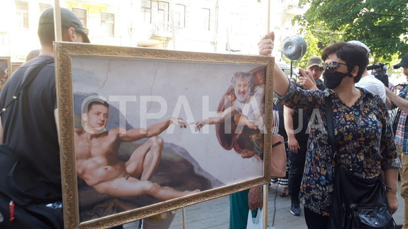 Порошенко приехал на допрос. Его сторонники принесли под ГБР картины с Зеленским и Венедиктовой