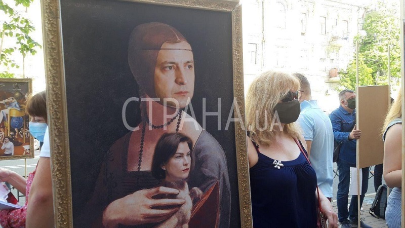 Порошенко приехал на допрос. Его сторонники принесли под ГБР картины с Зеленским и Венедиктовой