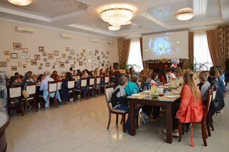 Представитель "Фонда Добра и Любви" Марк Дубовой совместно с Килийским горсоветом организовал благотворительный бал для детей