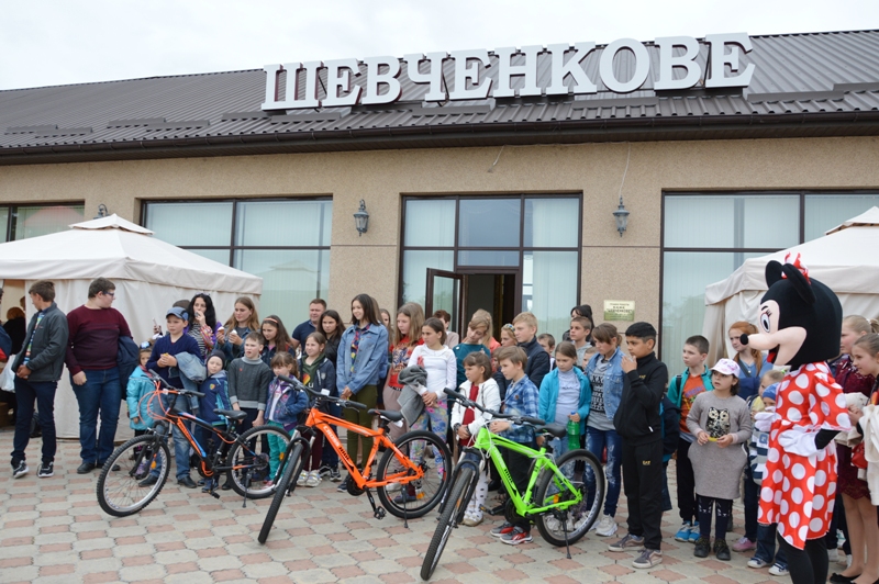 Представитель Фонда Добра и Любви Марк Дубовой совместно с Килийским горсоветом организовал благотворительный бал для детей.