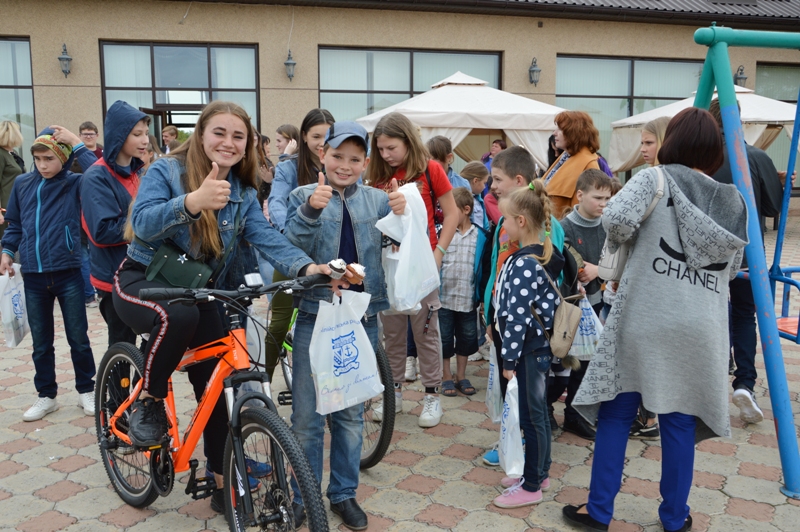Представитель "Фонда Добра и Любви" Марк Дубовой совместно с Килийским горсоветом организовал благотворительный бал для детей
