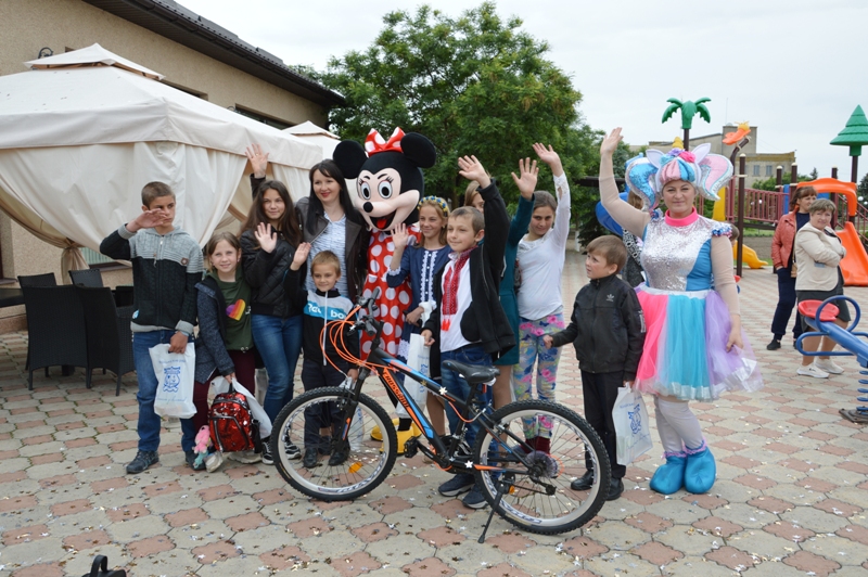 Представитель Фонда Добра и Любви Марк Дубовой совместно с Килийским горсоветом организовал благотворительный бал для детей.