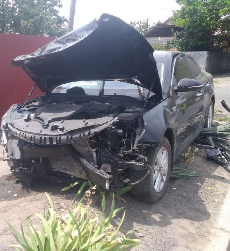 В Измаиле столкнулись KIA и Toyota, после чего один из автомобилей залетел во двор частного дома. Есть пострадавшие