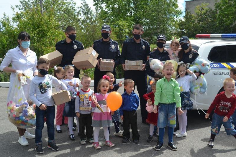 Измаил: во Всемирный день защиты детей патрульные полицейские подарили праздник маленьким жителям Дома ребенка