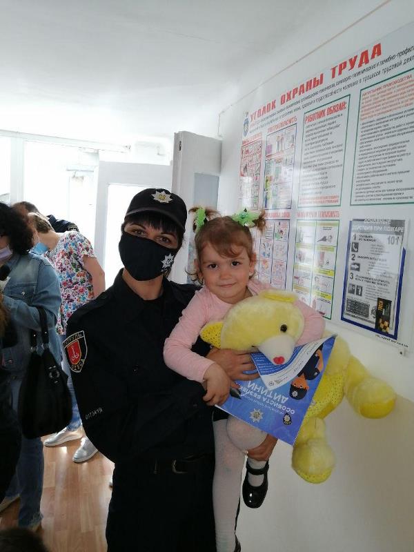 Измаил: во Всемирный день защиты детей патрульные полицейские подарили праздник маленьким жителям Дома ребенка