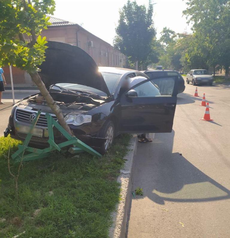 В Измаиле в результате ДТП автомобиль вылетел на газон и снес молоденькое дерево.