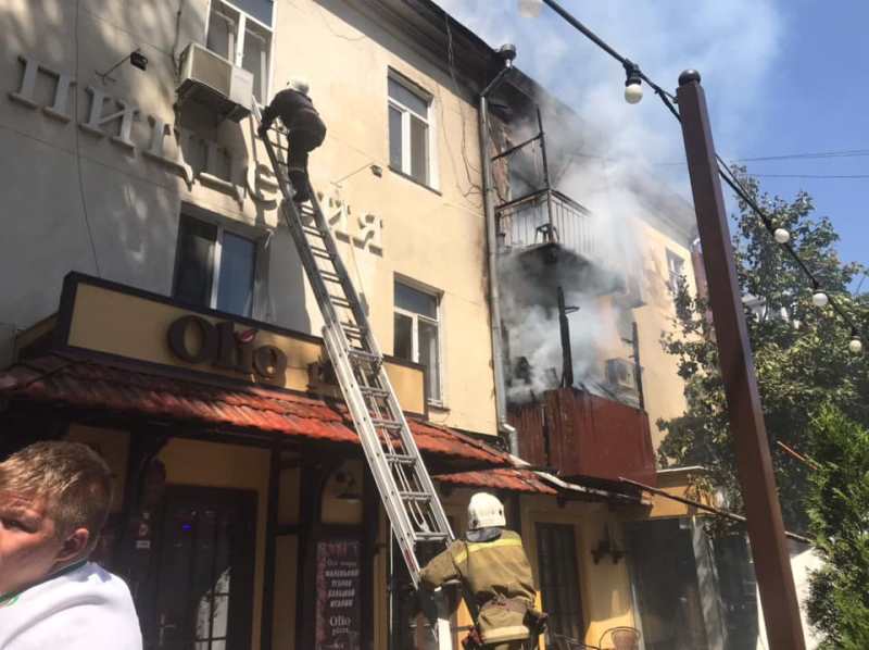 Клубы дыма, горящая крыша и перекрытое движение: в Одессе в центре города горит жилой дом