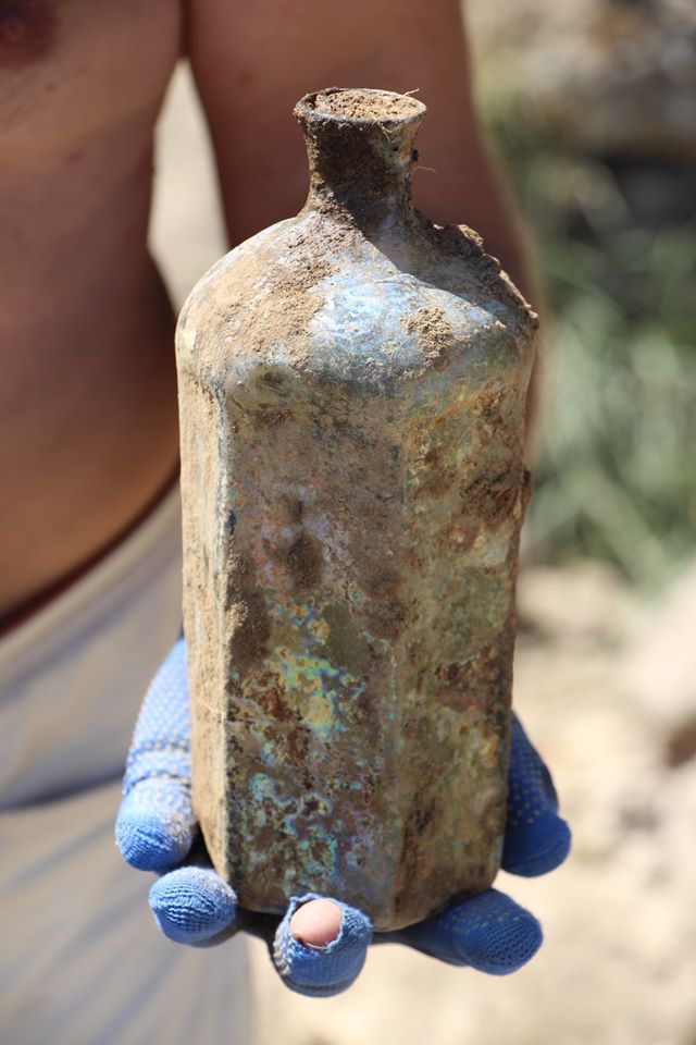 В Аккерманской крепости во время раскопок нашли запечатанную стеклянную бутылку времен Османской империи