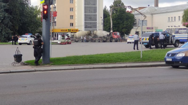В центре Луцка мужчина забаррикадировался в автобусе с заложниками и начал стрельбу