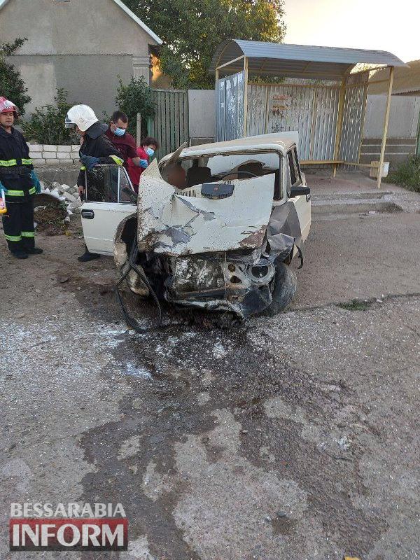 В Белгород-Днестровском районе автомобиль влетел в электроопору - водителя зажало внутри