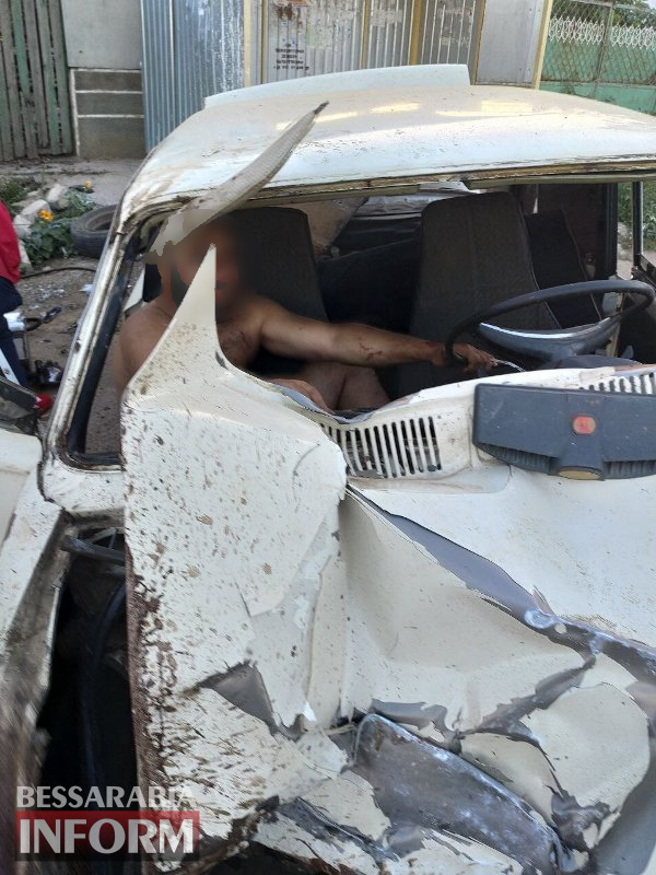 В Белгород-Днестровском районе автомобиль влетел в электроопору - водителя зажало внутри