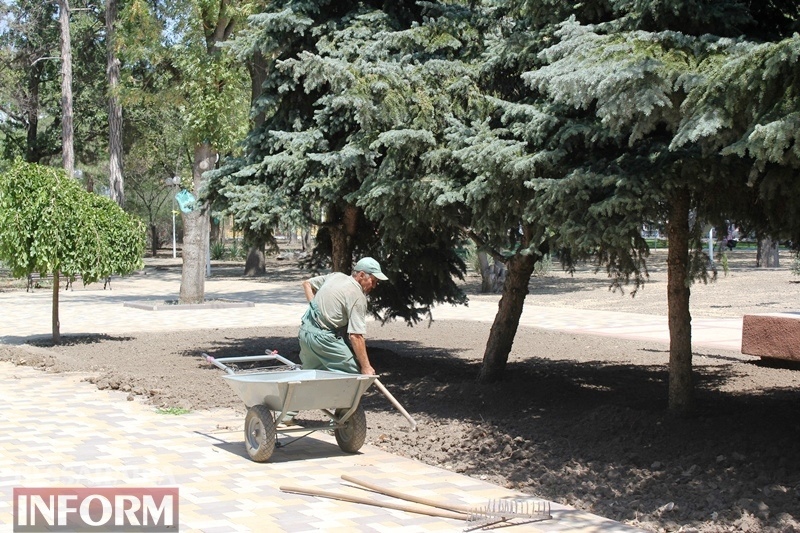 Реконструкция Городского сада в Измаиле: рабочие восстанавливают основание старинного кованого ограждения