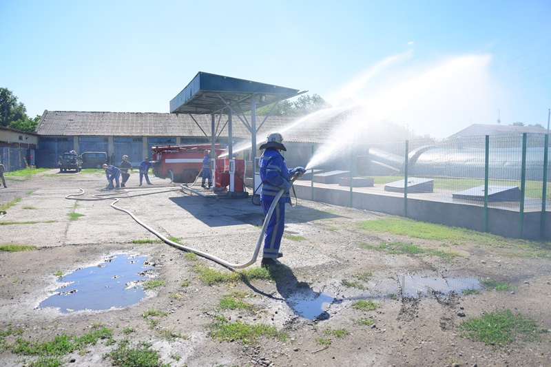В Измаиле пограничники вместе с пожарными учились спасать от огня объекты Госпогранслужбы