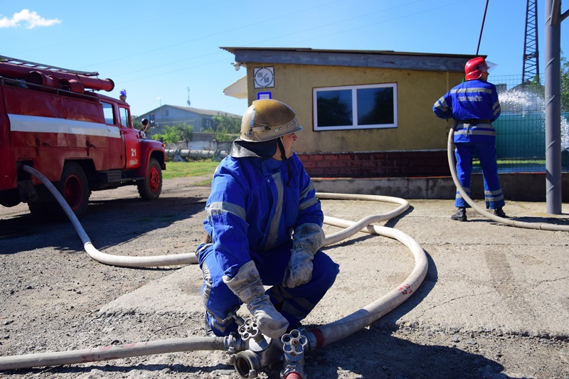 Пограничники вместе с пожарными учились спасать от огня объекты Госпогранслужбы